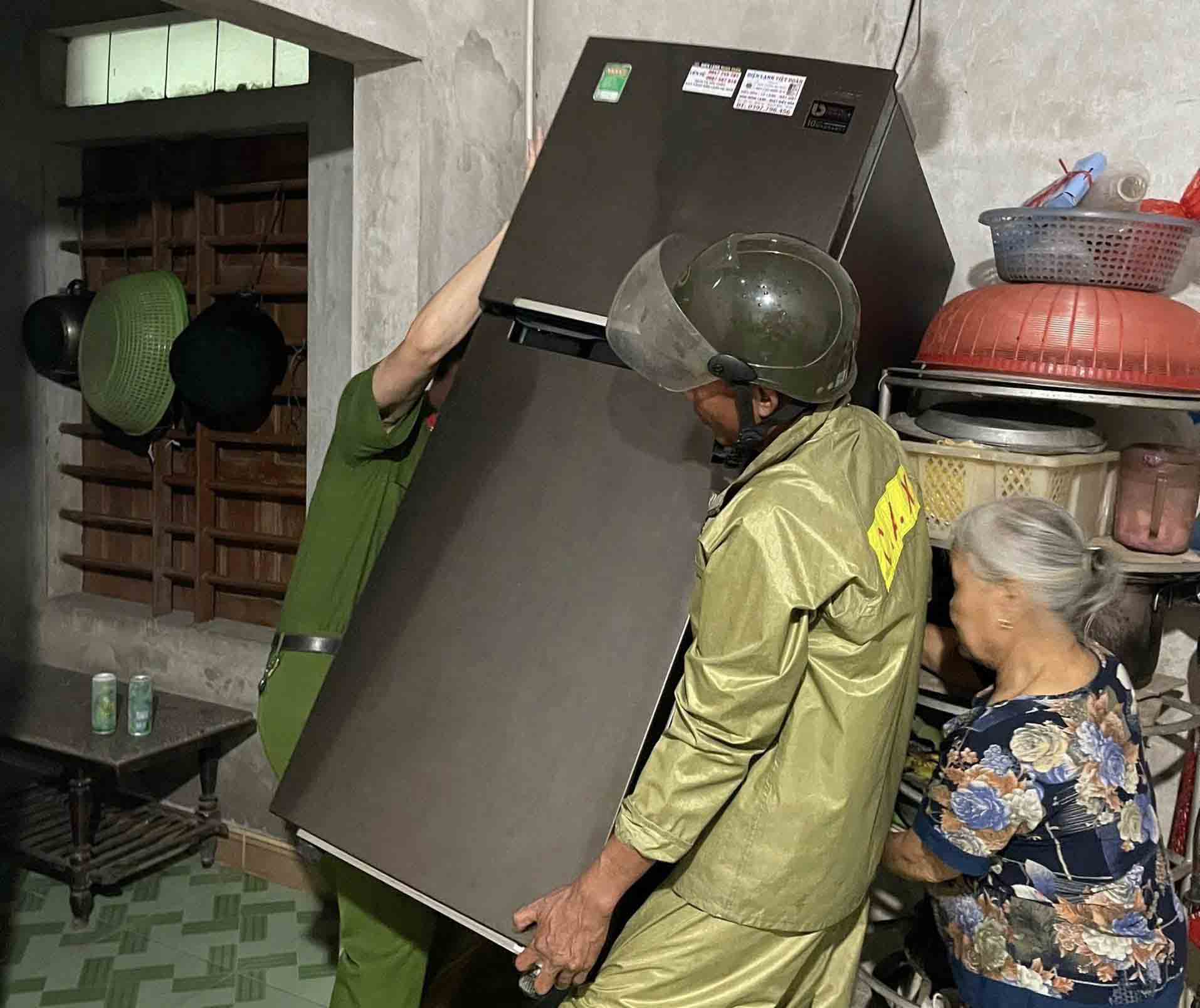 Cong an ho tro nguoi dan ke cao tai san. Anh: Hoang Anh.