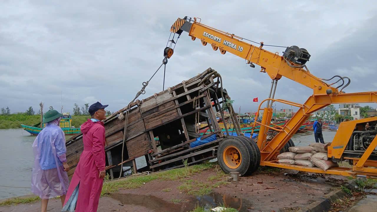 Dung can cau keo tau muc nat len bo de dam bao thong suot Khu neo dau tranh tru bao o Cua Sot (xa Loc Ha). Anh: Tuan Son.