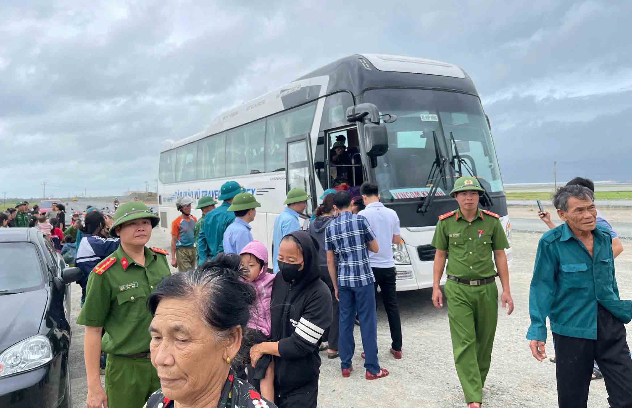 Ha Tinh 省は、住民を安全な場所に避難させるために自動車を使用しています。写真: Hoang Anh