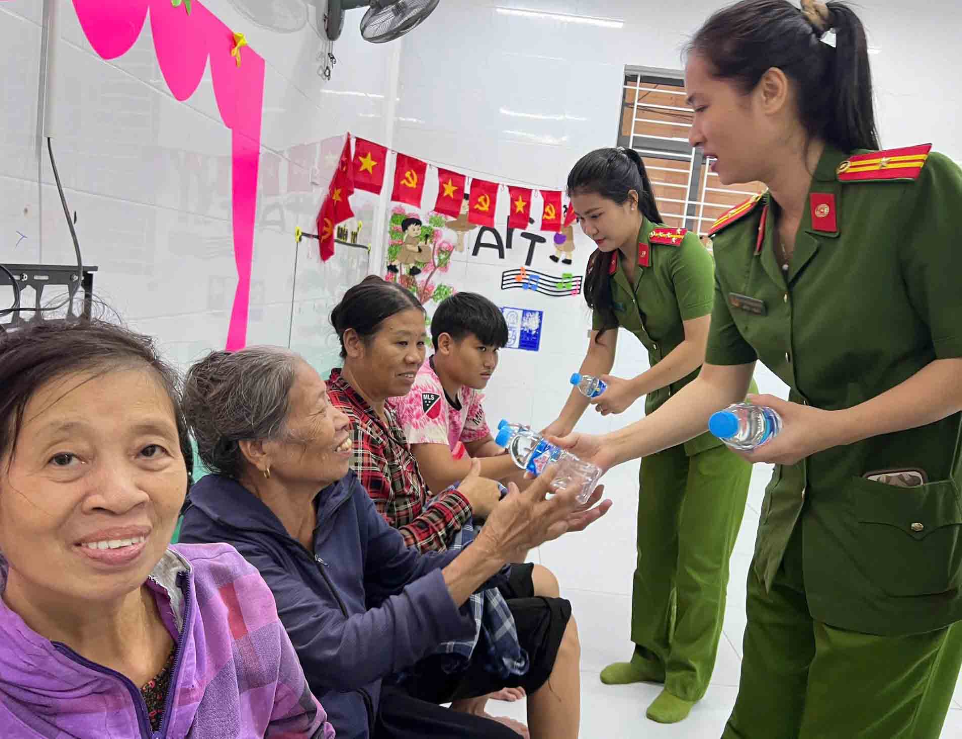 Nguoi dan so tan den noi an toan. Anh: Hoang Anh.