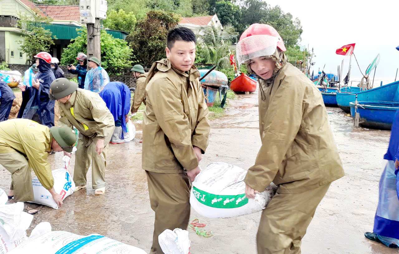People and authorities in Nghe An reinforce the dike to respond to storm No. 10. Photo: Ngoc Anh