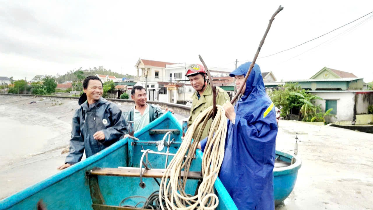 Nguoi dan, luc luong chuc nang Nghe An neo chat tau thuyen ung pho bao so 10. Anh: Ngoc Anh