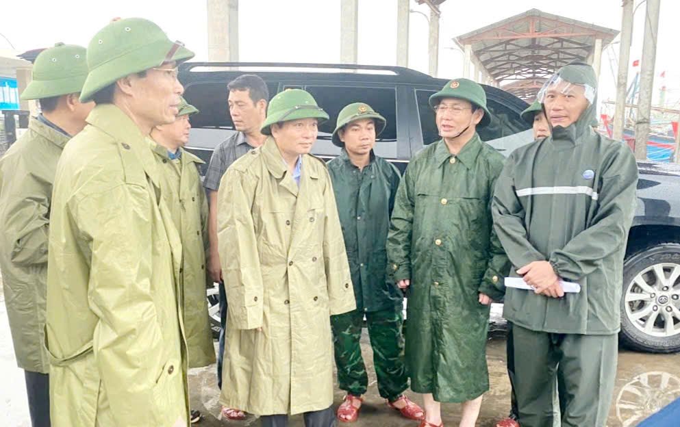 Chu tich UBND tinh Nghe An Le Hong Vinh kiem tra cong tac phong chong bao so 10 tai xa Quynh Phu. Anh: Ngoc Anh