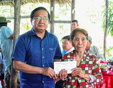 Mr. Le Thanh Trieu, Permanent Vice Chairman of the Vietnam Fatherland Front Committee of Ca Mau province, visited and encouraged the family. Photo: Tran Chuyen