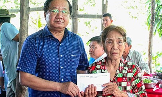 Ông Lê Thanh Triều, Phó Chủ tịch Thường trực Uỷ ban MTTQ Việt Nam tỉnh Cà Mau thăm hỏi, động viên gia đình. Ảnh: Trần Chuyển