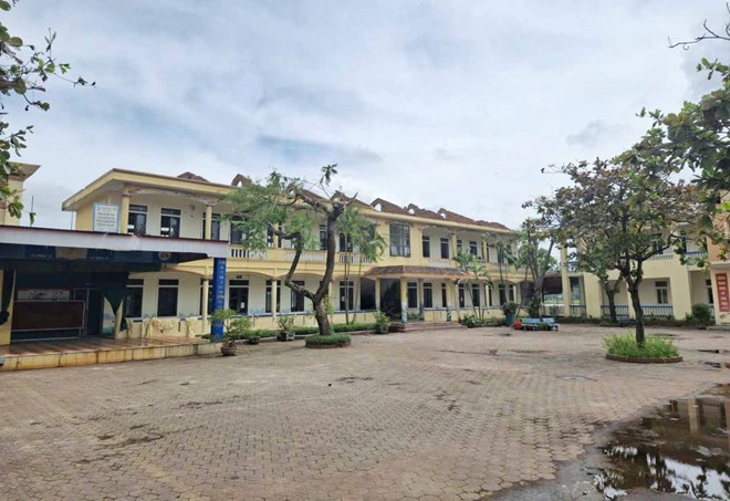 On September 29, all students in Ha Tinh had a day off. In the photo is Dinh Ban Primary School (Ha Tinh province) whose roof was blown off by storm No. 5. Photo: Tran Tuan.