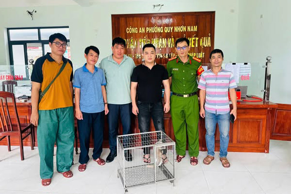 Anh Quang mang ca the te te quy hiem den Cong an phuong Quy Nhon Nam (Gia Lai) de giao nop. Anh: Cong an