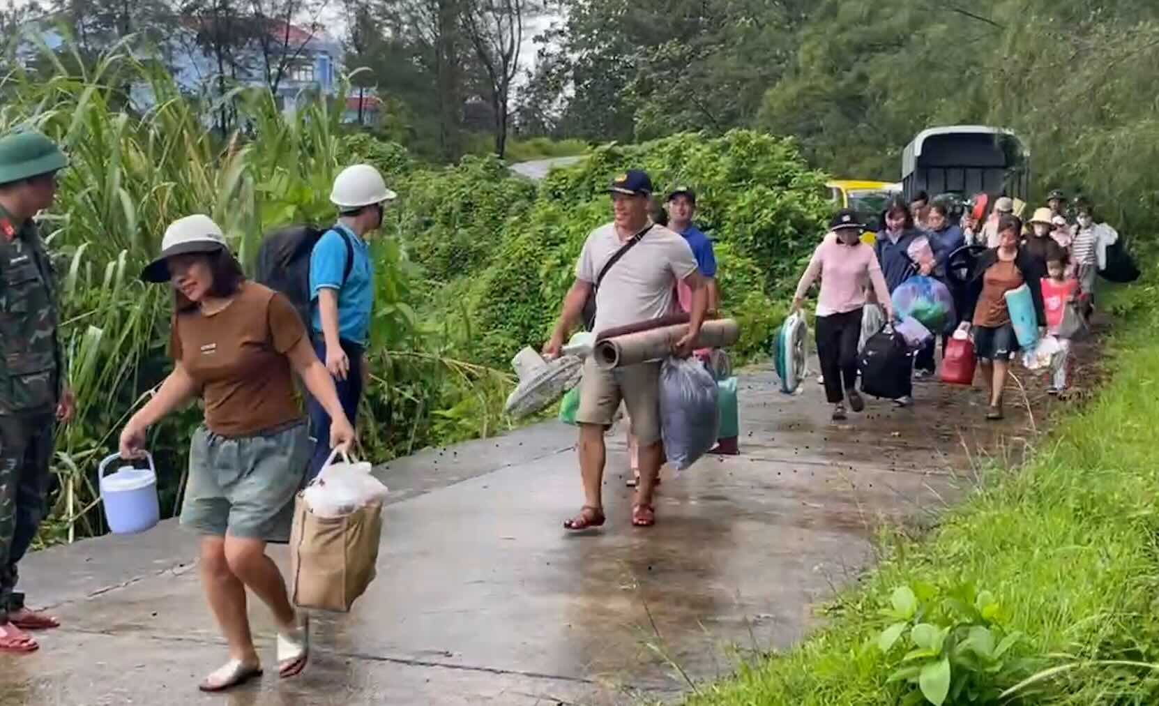 La tempete n° 10 provoque de fortes vagues et des rafales de vent la zone speciale de Con Co evacue les habitants dans des abris. Photo : H.Nguyen