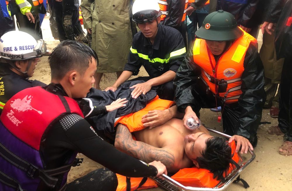 The male crew member swam to shore and was promptly rescued by rescue forces. Photo: Quang Tri Border Guard