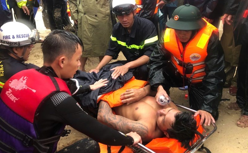 The male crew member swam to shore and was promptly rescued by rescue forces. Photo: Quang Tri Border Guard