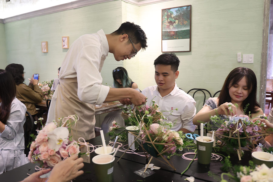 Nhieu ban tre da tim toi workshop cam hoa de tu tay lam nen nhung chiec den Trung Thu dac biet cua rieng minh. Anh: Duong Anh