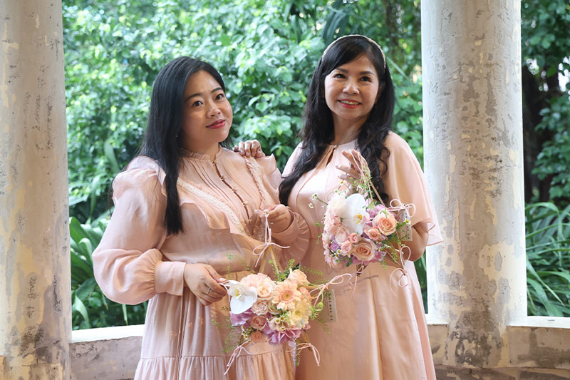 Nhung chiec den ong sao voi hoa tuoi la mot san pham doc dao mua Trung Thu nam nay. Anh: Duong Anh