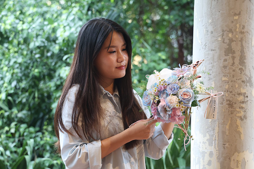 Flower lanterns are on the throne in the Mid-Autumn Festival, and young people in Ho Chi Minh City are excited to experience them. Photo: Duong Anh