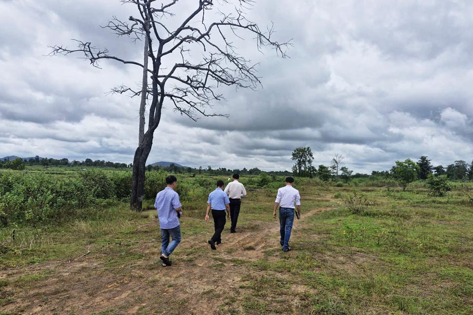 Les fonctionnaires enquetent sur le terrain prevu pour la construction d'une ecole maternelle interniveaux dans la commune d'Ia Mo - l'une des 7 communes frontalieres de la province de Gia Lai. Photo : Hoai Phuong