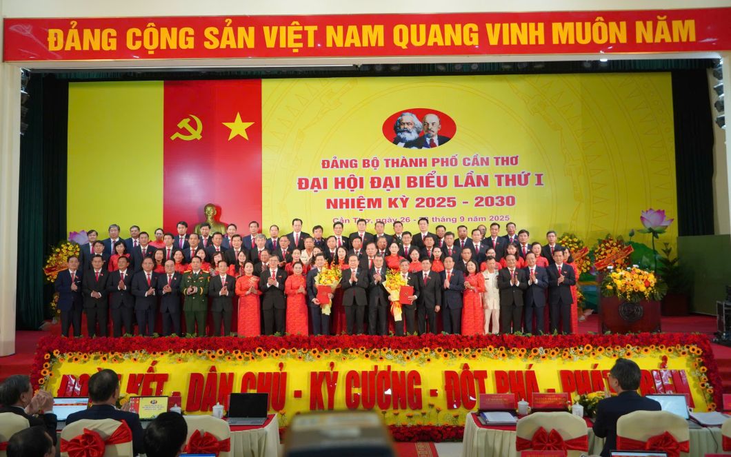 Chu tich Quoc hoi Tran Thanh Man tang hoa chuc mung Ban chap hanh Dang bo TP Can Tho nhiem ky 2025 - 2030. Anh: Ta Quang