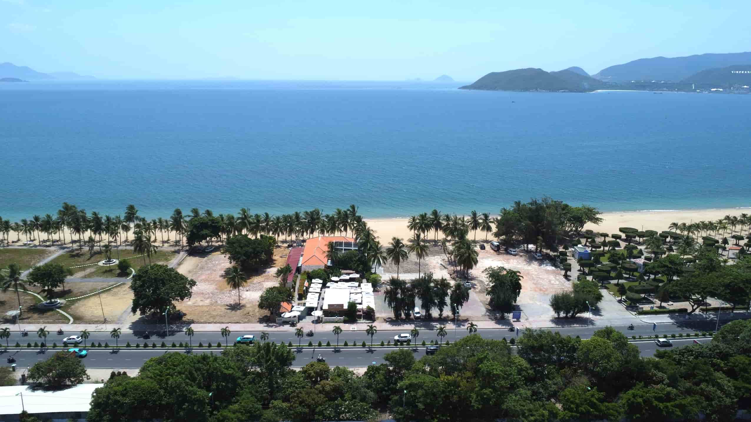 ナムニャ区政府は、海岸沿いにあるアナ・マンダラリゾートの回収を完了したばかりです。写真:Huu Long