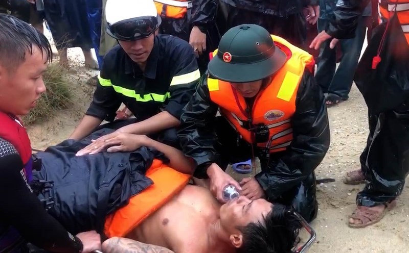 Fishermen recount the moment the boat sank and the moment of life and death in the rough seas. Photo: Hung Tho