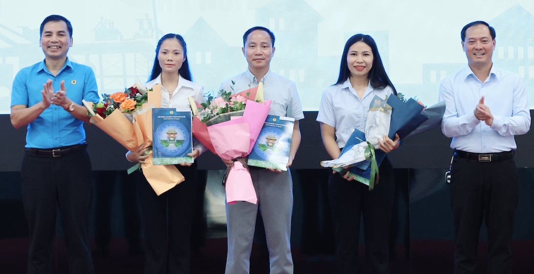 설립 결정을 받은 3개의 기초 노동조합. 사진: Manh Quan