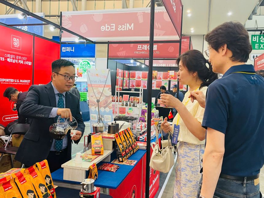 Les produits de cafe de Dak Lak sont promus et exportes vers de nombreux pays. Photo : Minh Anh