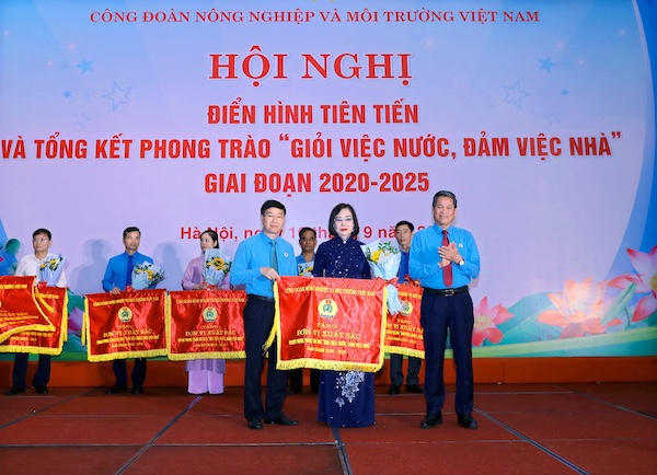 Safoco 식품 주식회사 노동조합은 2가지 우수 경쟁 운동에 대한 베트남 농업 환경 노동조합의 우수 경쟁 깃발을 받았습니다. 사진: Thanh Phong