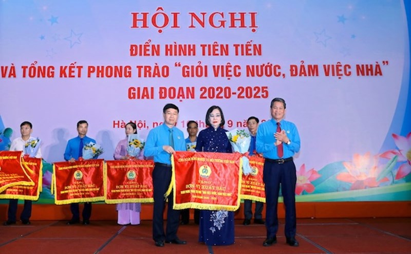 The Trade Union of Safoco Food Joint Stock Company received the Excellent Emulation Flag of the Vietnam Agricultural and Environmental Trade Union for the emulation movement of 2 good people. Photo: Thanh Phong