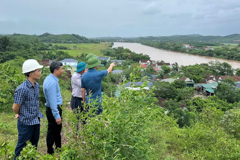 Le gouvernement aux cotes des habitants de Phong Nha pour faire face a la tempete n° 10. Photo : Ngo Hien