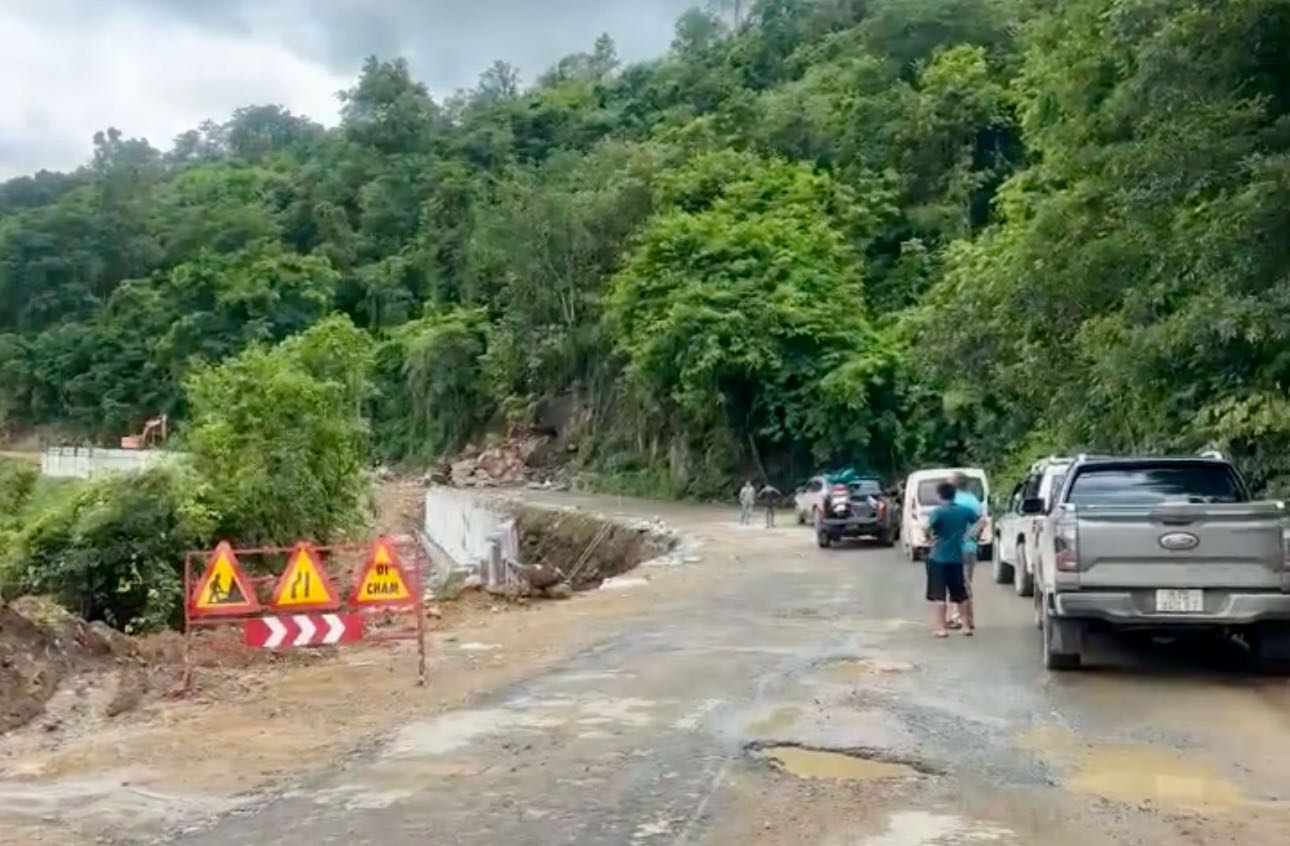 Vi tri sat lo tren deo Dai Ninh khien cac oto tam thoi khong the luu thong qua. Anh: Pham Duy 