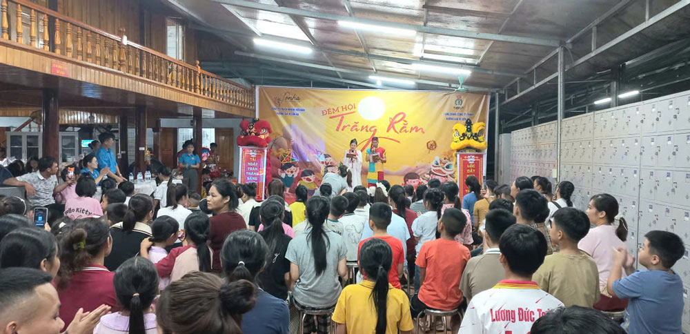 Dem hoi Trang Ram do Cong doan co so Cong ty TNHH Huong Gia Vi Son Ha to chuc. Anh: Ngo Hoa 