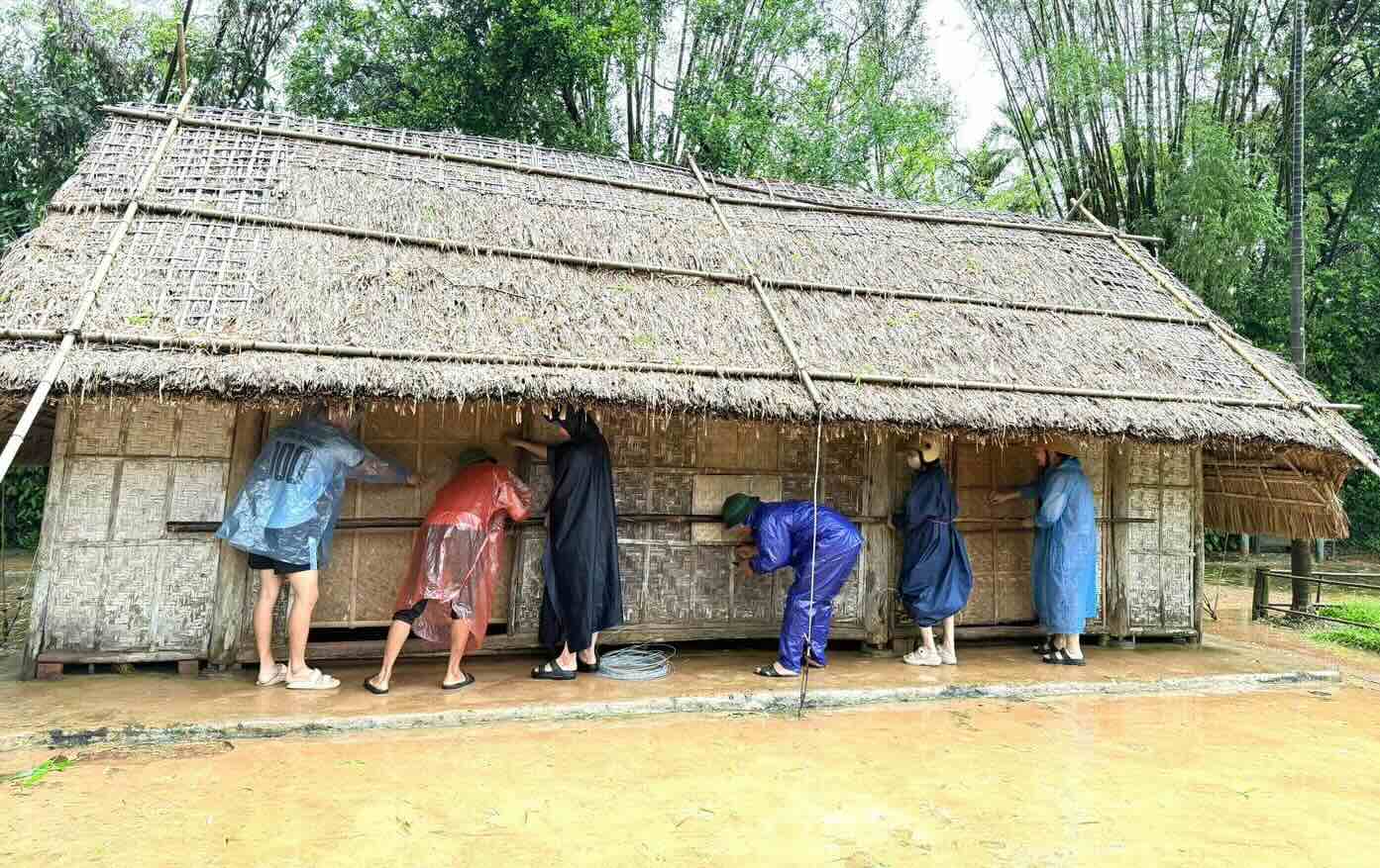 Many people organize to reinforce the thatched roof before storm No. 10. Photo: Ngoc Anh