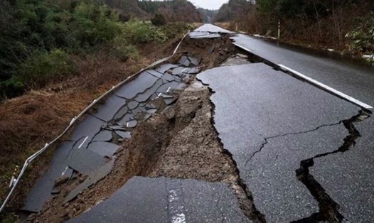 Đường giao thông bị phá hủy sau một trận động đất ở Nhật Bản. Ảnh: Xinhua