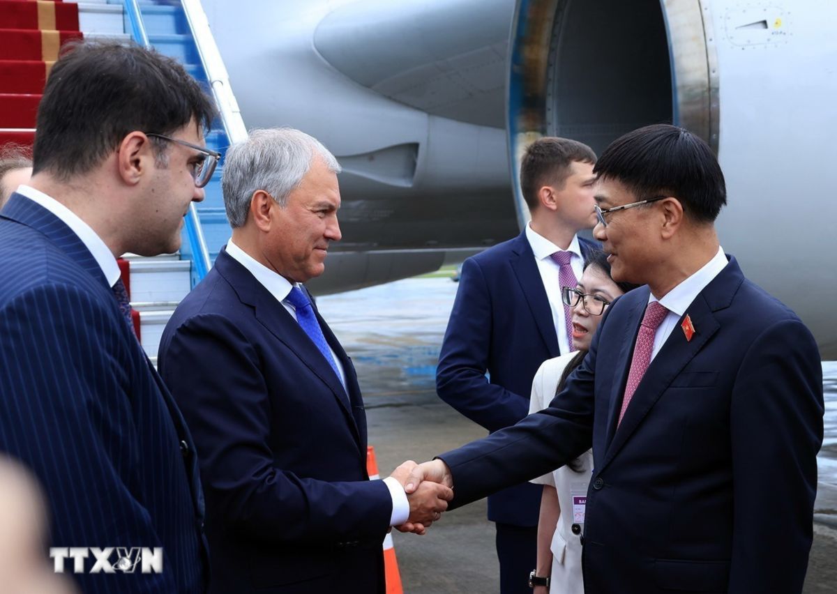Pho Chu tich Quoc hoi Vu Hong Thanh don Chu tich Duma Quoc gia Nga Vyacheslav Volodin tai san bay Noi Bai. Anh: TTXVN