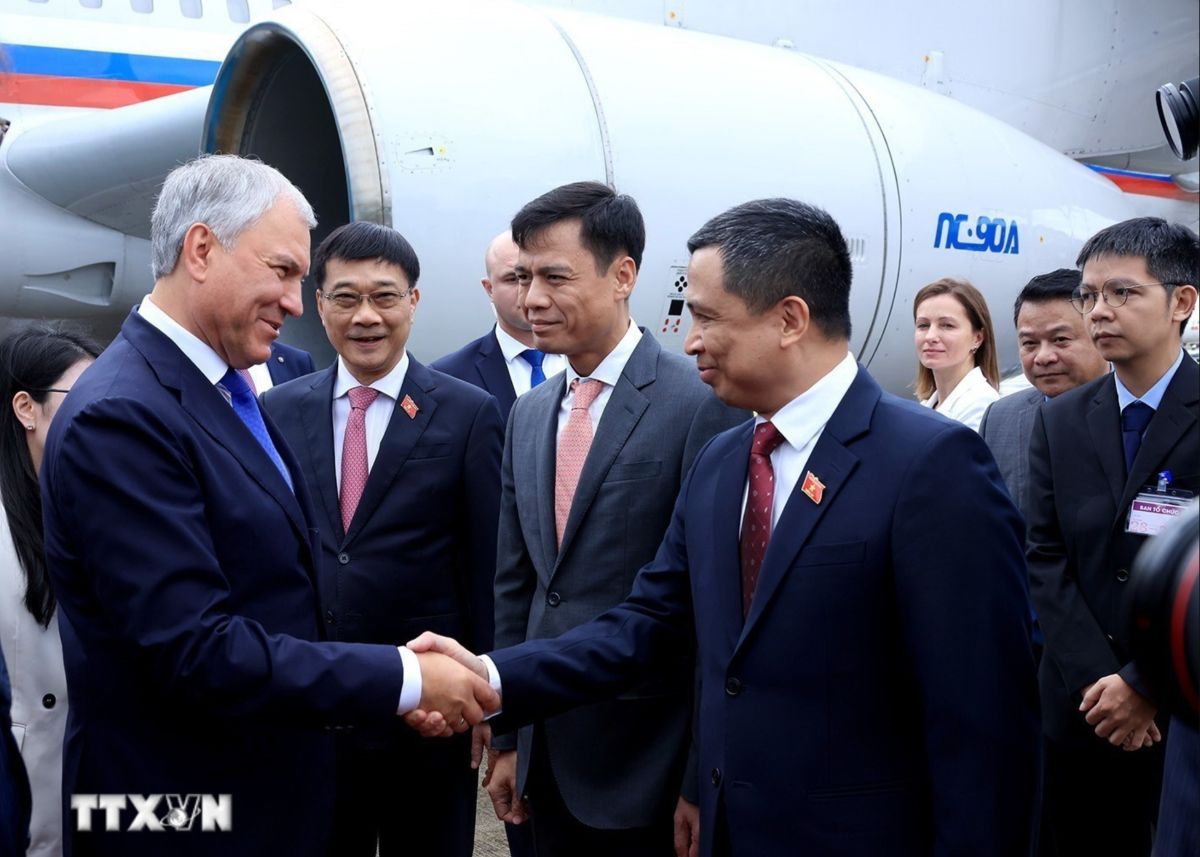 Le don Chu tich Duma Quoc gia Nga Vyacheslav Volodin tai san bay Noi Bai. Anh: TTXVN