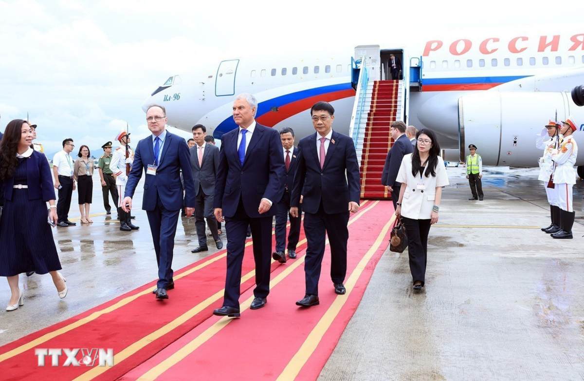 Welcoming ceremony for Russian State Duma Chairman Vyacheslav Volodin at Noi Bai airport. Photo: VNA