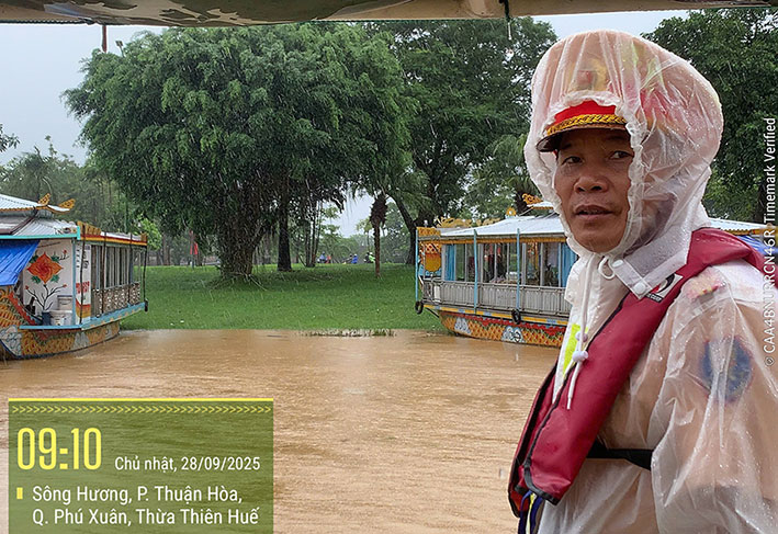 La fuerza CSGT esta presente en la zona de la ciudad de Hue para guiar a los barcos y barcos refugiados de la tormenta numero 10. Foto: Departamento CSGT