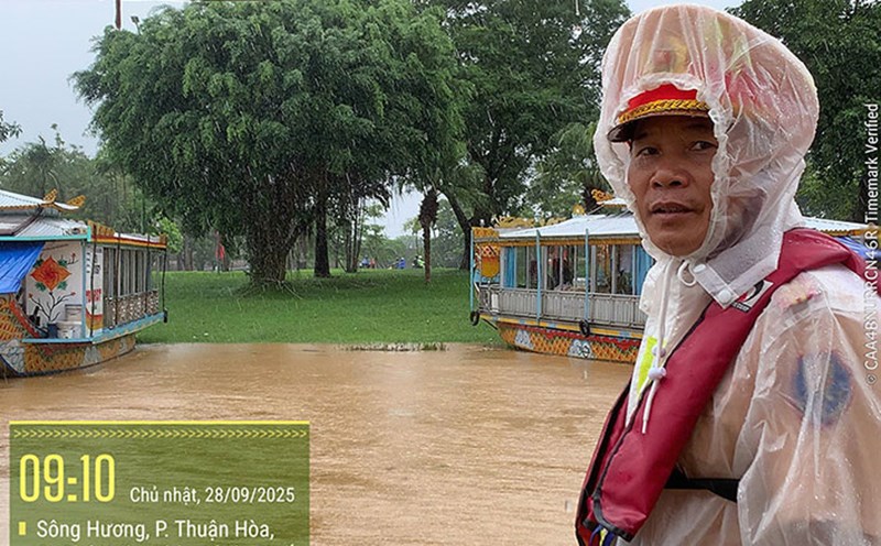 Traffic police were present in the Hue City area to guide ships and boats to take shelter from storm No. 10. Photo: Traffic Police Department