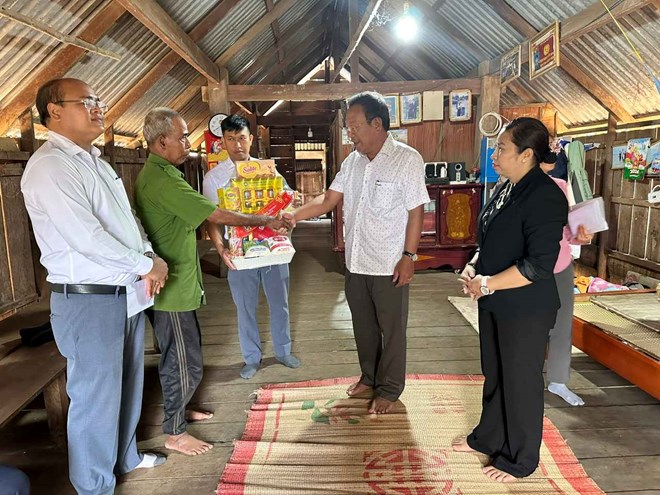 Cac cap chinh quyen trong tinh luon danh su quan tam den doi tuong chinh sach, dong bao dan toc thieu so kho khan. Anh: Bao Trung