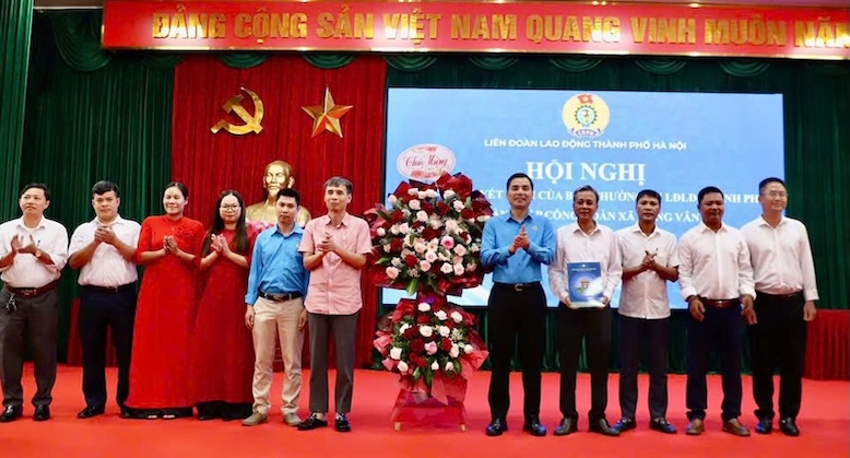 홍반 코뮌 노동조합 설립 결정 수여. 사진: 하이옌