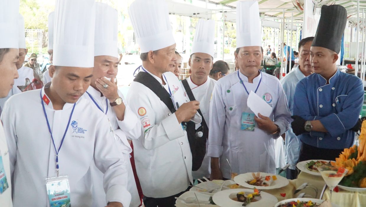 Ban giam khao cham diem cuoc thi  tai Ca Mau. Anh: Nhat Ho