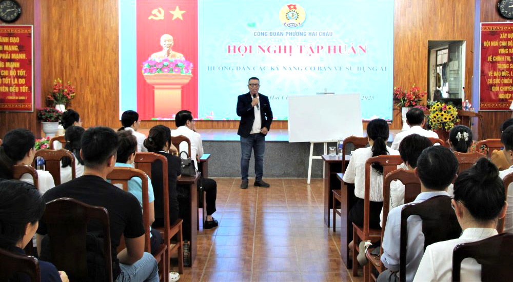 다낭시 하이쩌우동 노동조합은 100명 이상의 기초 노동조합 간부를 대상으로 AI 교육을 실시합니다. 사진: 쩐티