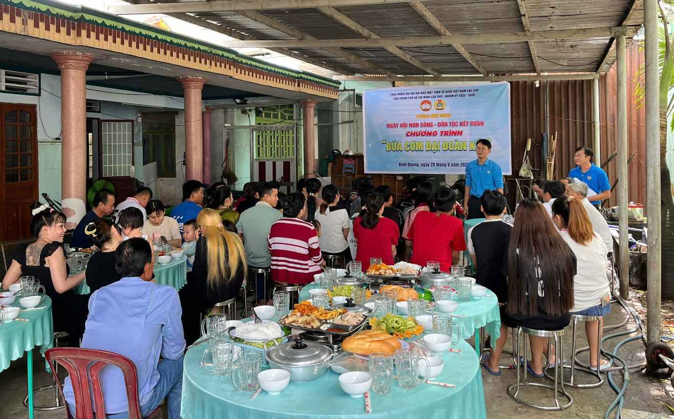 Binh Duong Ward Labor Union and the boarding house organized a "Grand Unity Meal" with workers. Photo: Dinh Trong