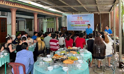 Công đoàn phường Bình Dương cùng nhà trọ tổ chức "Bữa cơm đại đoàn kết" với người lao động. Ảnh: Đình Trọng