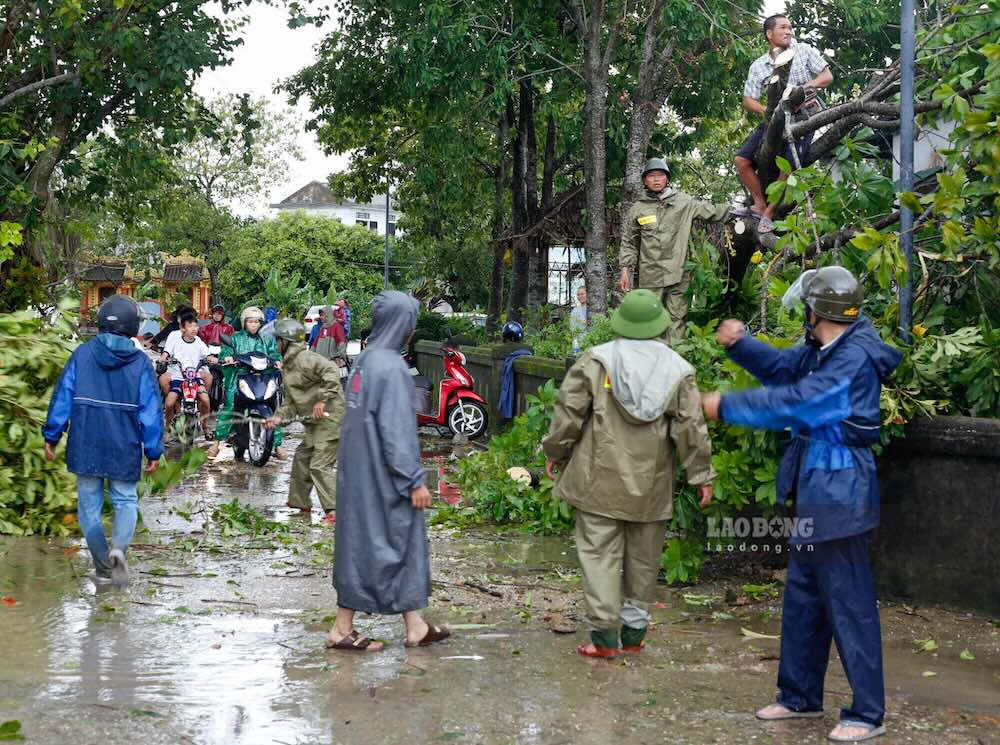 Ngay sau khi thien tai xay ra, bo doi, cong an, dan quan tu ve cung nguoi dan dia phuong da khan truong thu don hien truong, chong do lai mai nha, chat tia cay gay do va ke cao tai san de giam thieu thiet hai khi bao so 10 chinh thuc do bo trong dem nay.  