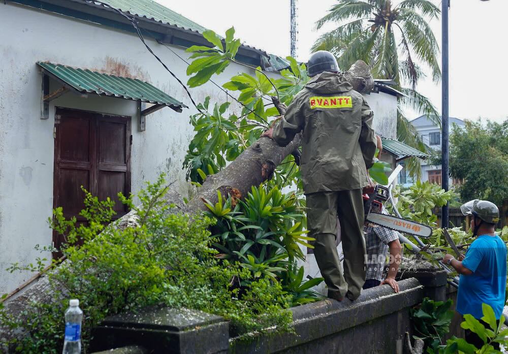 Nguoi dan don dep dong do nat, lop lai mai nha bi hu hong do loc xoay.