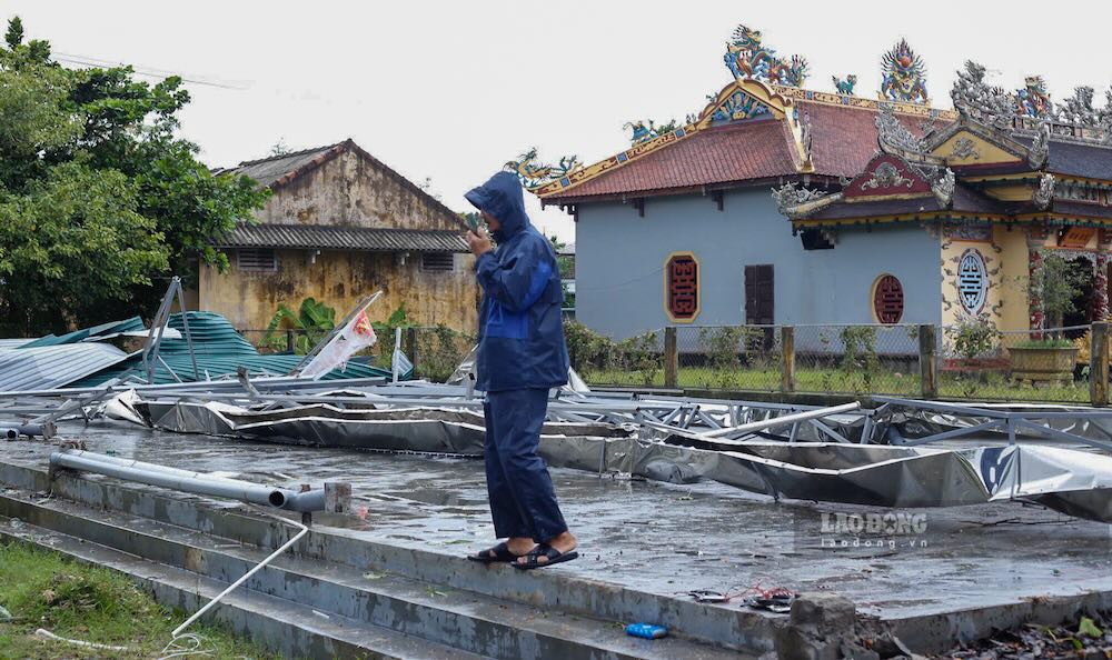 Cung thoi diem, tai cac xa ven bien cong tac chang chong nha cua, so tan nguoi dan va phat loa canh bao duoc trien khai quyet liet. Chinh quyen dia phuong khuyen cao nguoi dan khong chu quan va chu dong hoan tat phuong an ung pho trong chieu toi nay.  