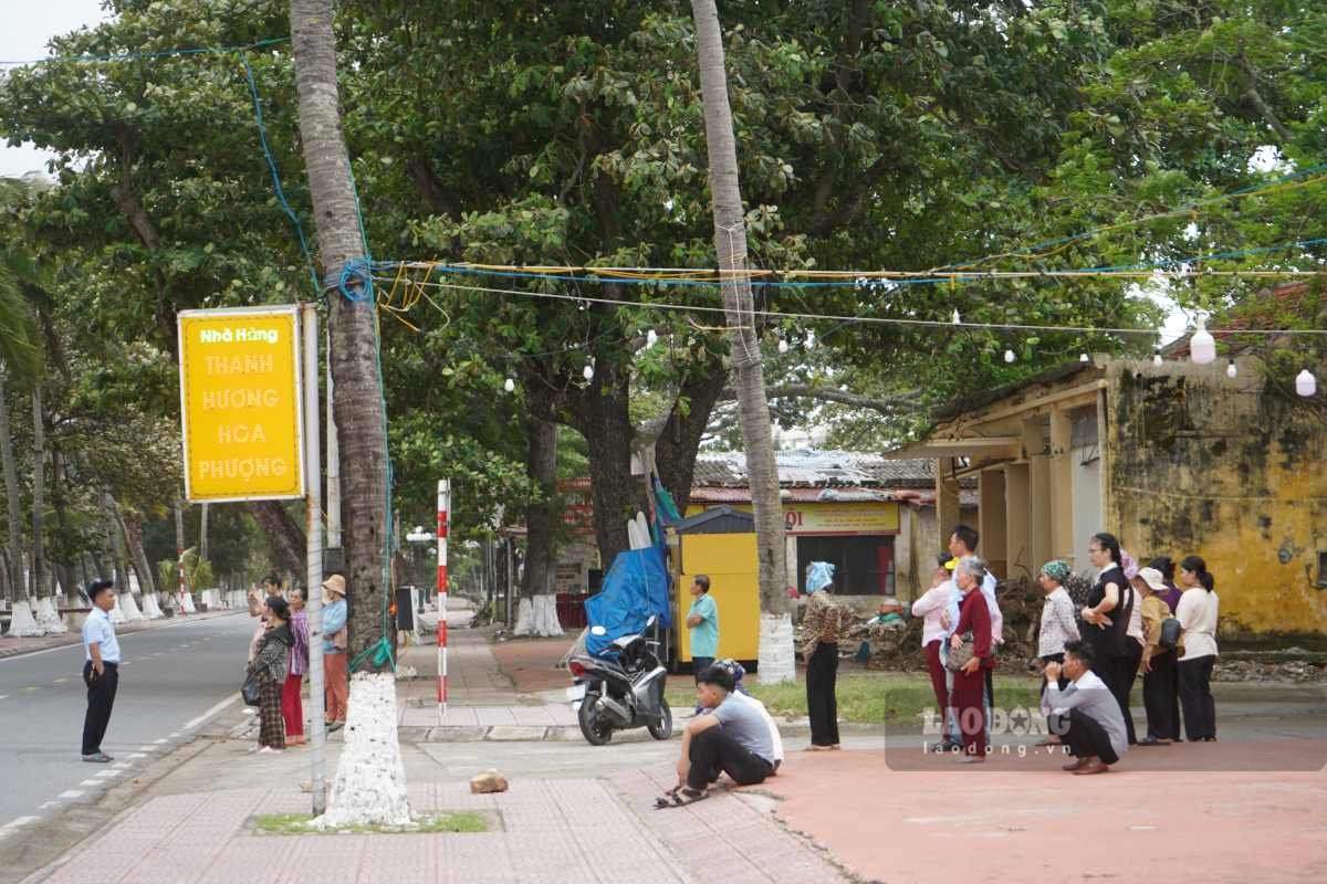 Can bo phuong Do Son tuyen truyen cho du khach den tu tinh Hung Yen tuyet doi khong chup anh, check - in gan bo bien de bao dam an toan. Ảnh: Mai Dung