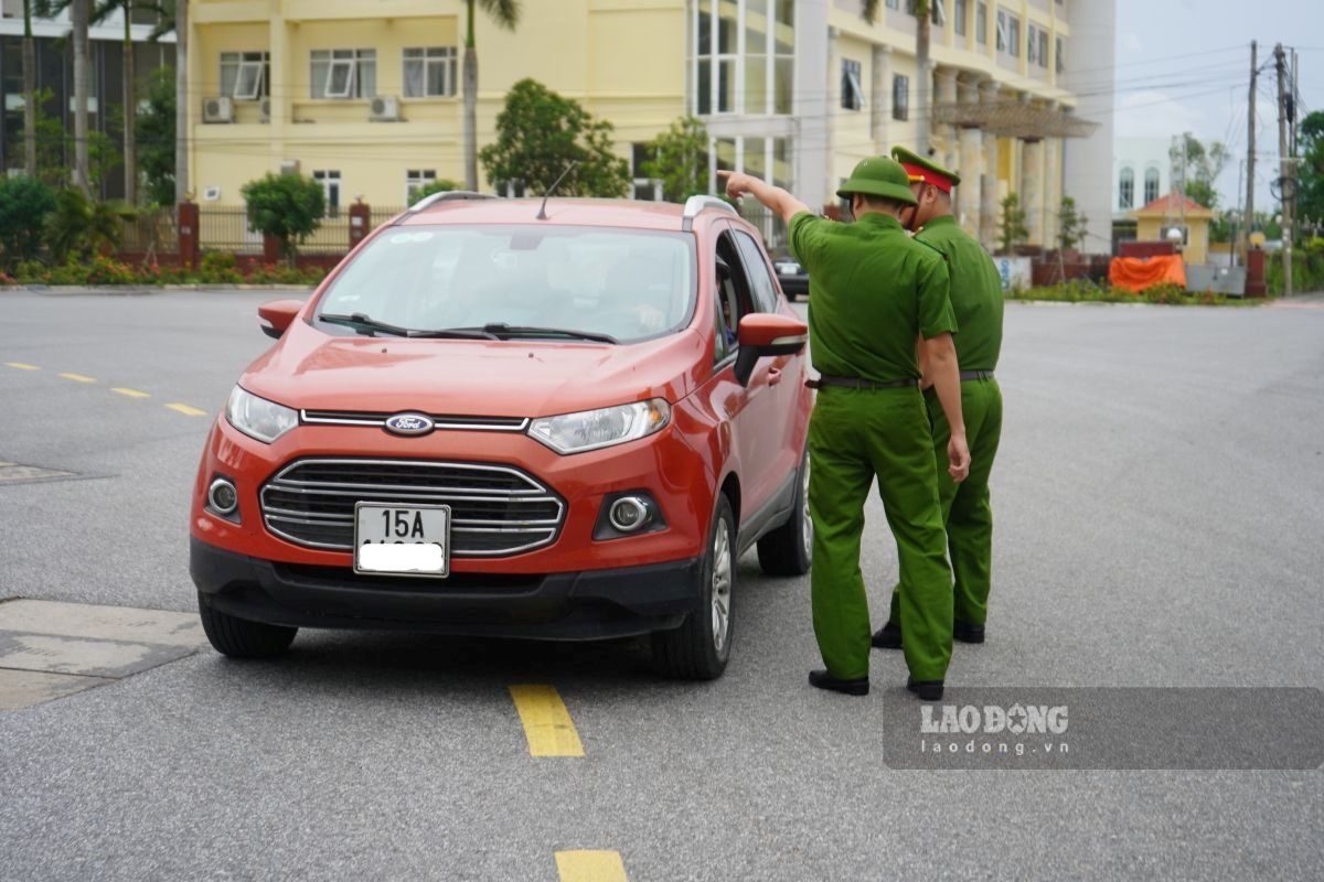 Luc luong chuc nang dieu tiet phuong tien khong di vao khu vuc nguy hiem. Ảnh: Mai Dung