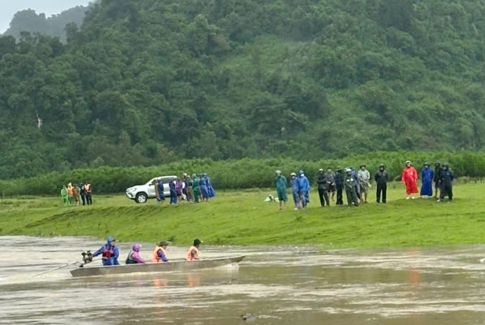 Authorities are searching for a student swept away by floodwaters and missing. Photo: Huong Quang