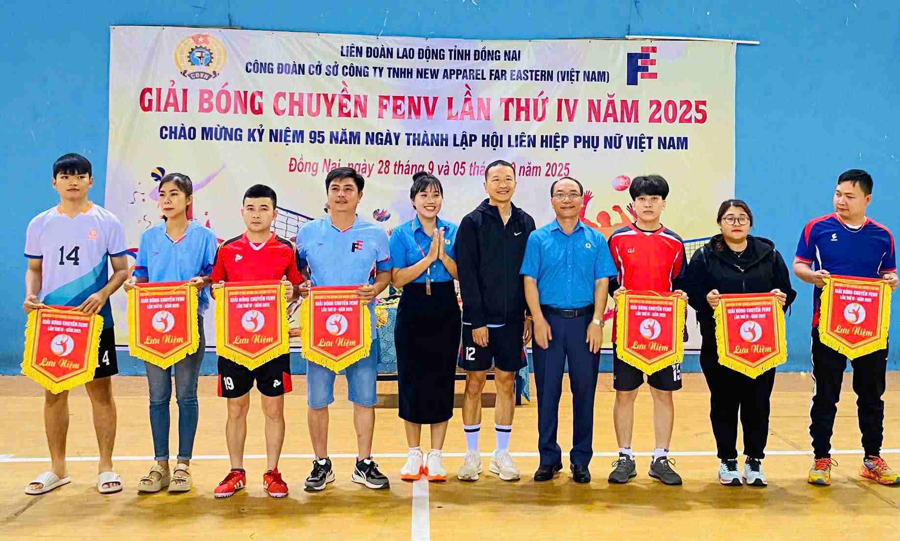 Ban to chuc trao co luu niem cho cac doi tham du. Anh: CDCS cung cap