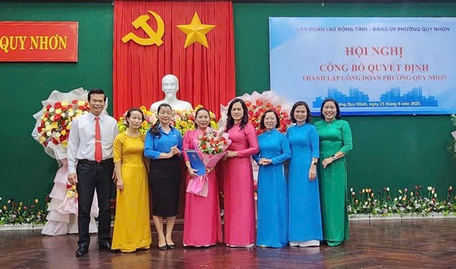 Vice President of the Gia Lai Provincial Federation of Labor Nguyen Thi Thanh Thuy presented the decision to establish the Quy Nhon Ward Trade Union. Photo: Anh Nguyen