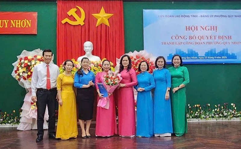 Vice President of the Gia Lai Provincial Federation of Labor Nguyen Thi Thanh Thuy presented the decision to establish the Quy Nhon Ward Trade Union. Photo: Anh Nguyen